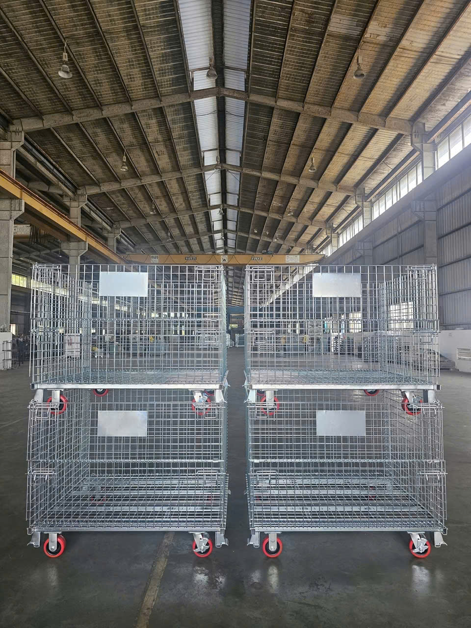 lồng sắt có bánh xe