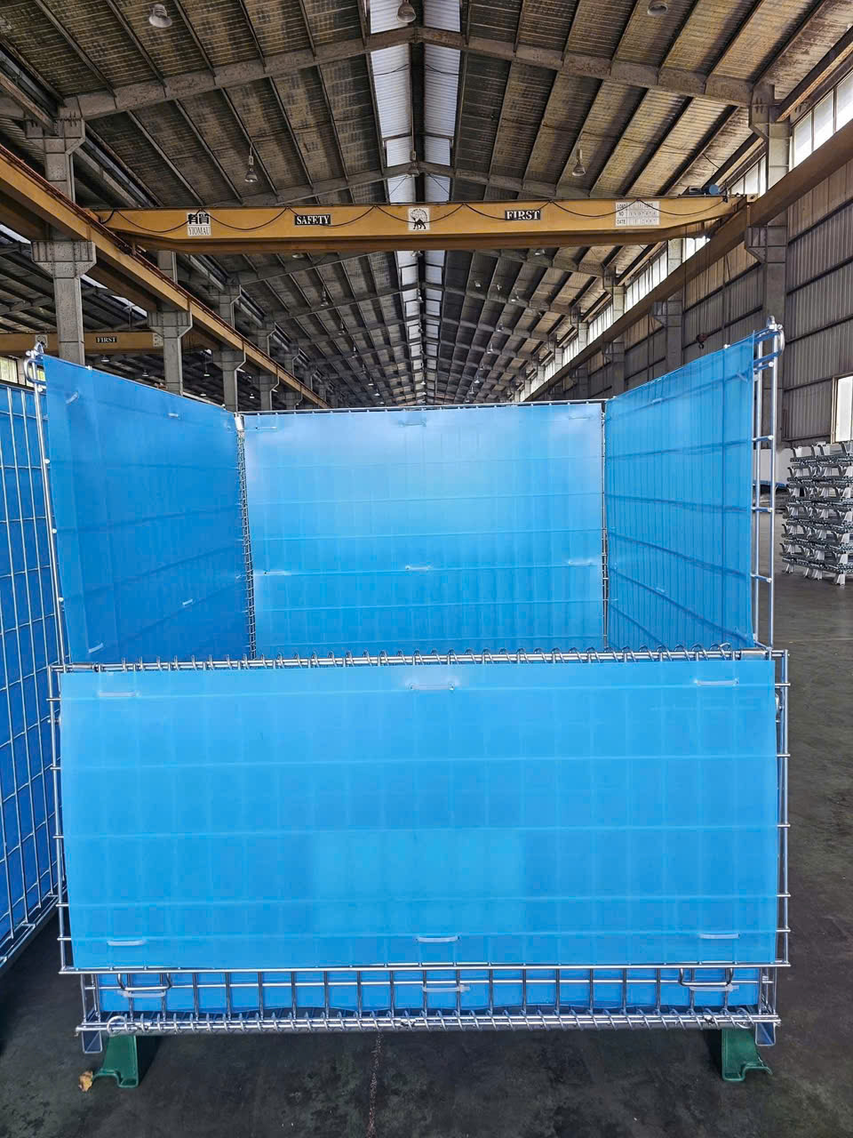 lồng sắt tấm lót xanh