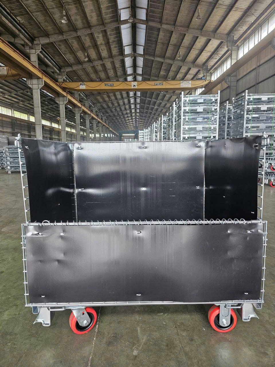 lồng sắt tấm lót đen