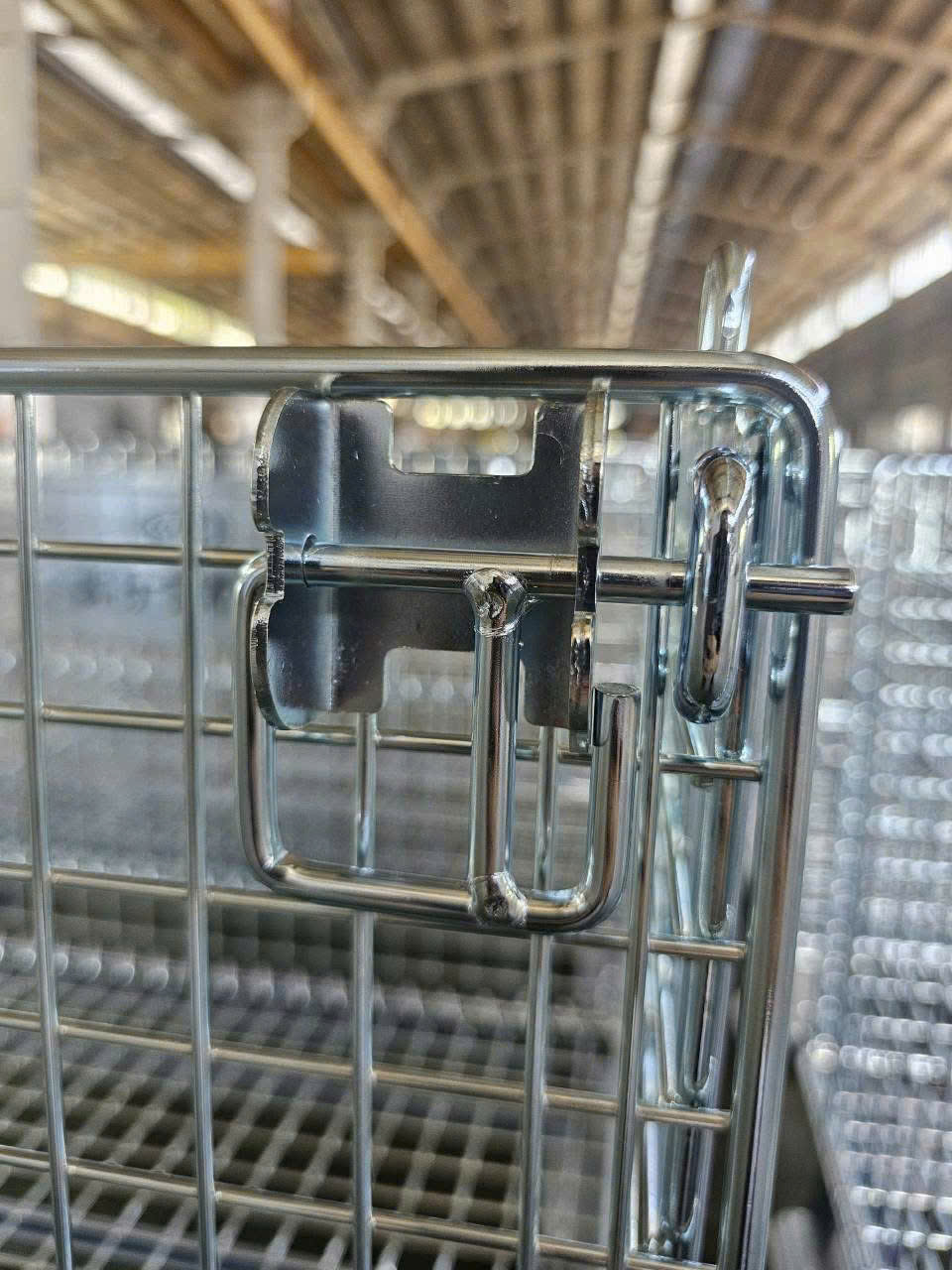 tay khoá lồng sắt